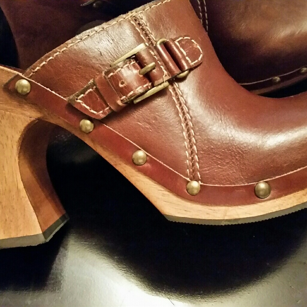 MIA LEATHER CLOGS